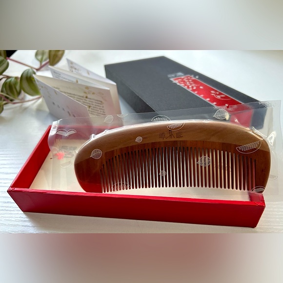 New In Box Handmade natural sandalwood hair comb - Picture 7 of 8